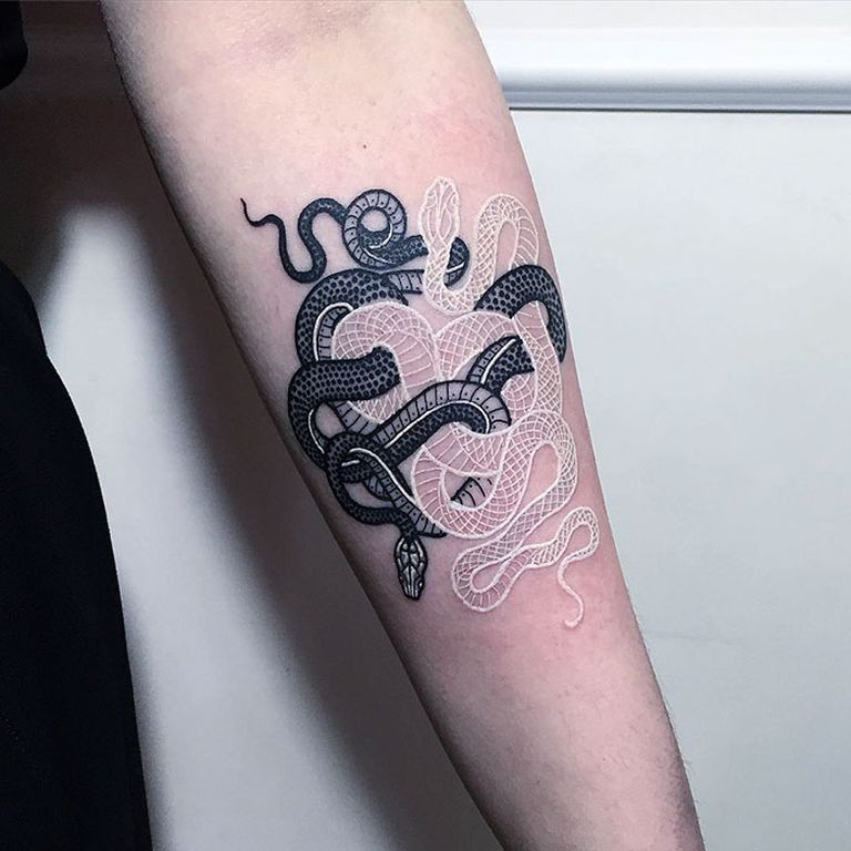 Kígyómániás tetoválóművész