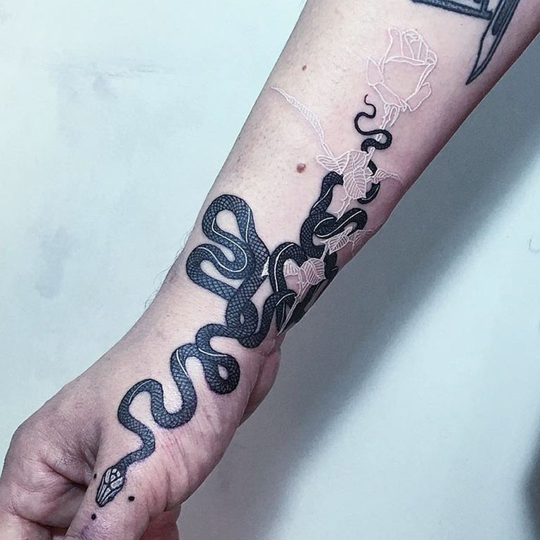 Kígyómániás tetoválóművész