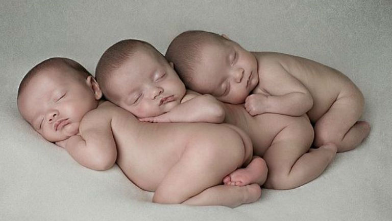 200 millió terhességből egyszer fordul elő: egypetéjű hármas ikrei születtek a brit nőnek 
