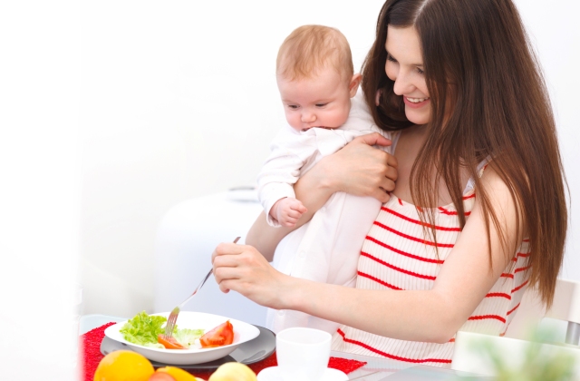 Szoptatós anyák étrendje – ezeket kerüld, ha kólikára hajlamos a babád