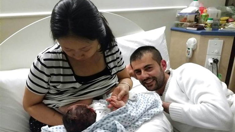 Zseniális fotó kapta el az anyuka arcát, aki szülés közben jön rá babája nemére