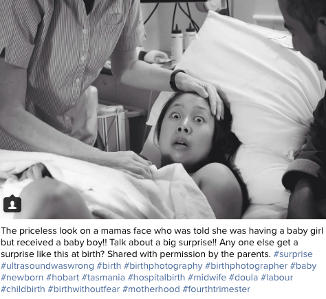 Zseniális fotó kapta el az anyuka arcát, aki szülés közben jön rá babája nemére