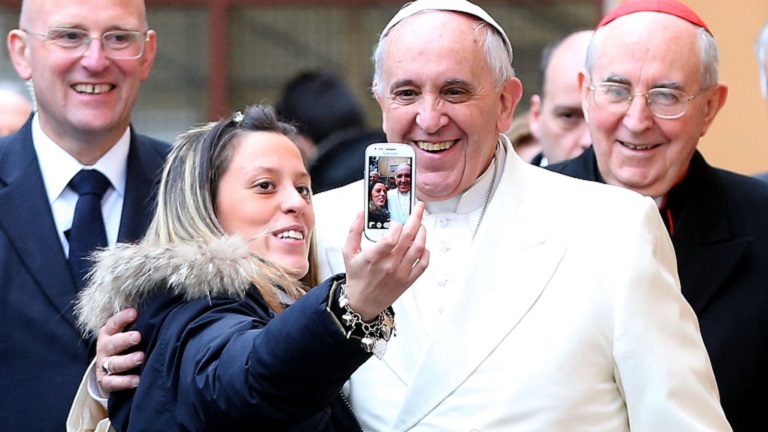 Ferenc pápa áldását adta a videóbloggerekre