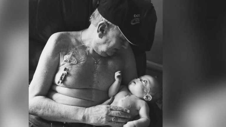 Ezen a megható nagypapa-unoka fotón olvadozik most a fél internet
