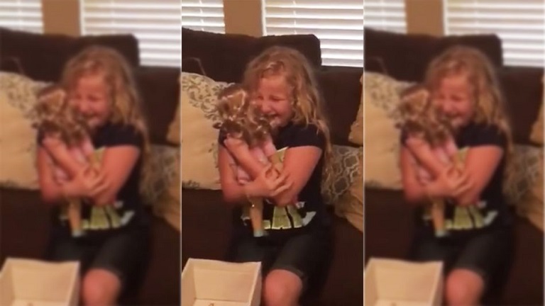 Megható videó: könnyekben tört ki a műlábú kislány, mikor megkapta baba-hasonmását
