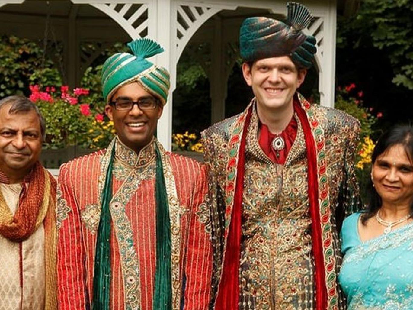 Hatalmas esküvőt szerveztek a hindu szülők meleg fiuknak 
