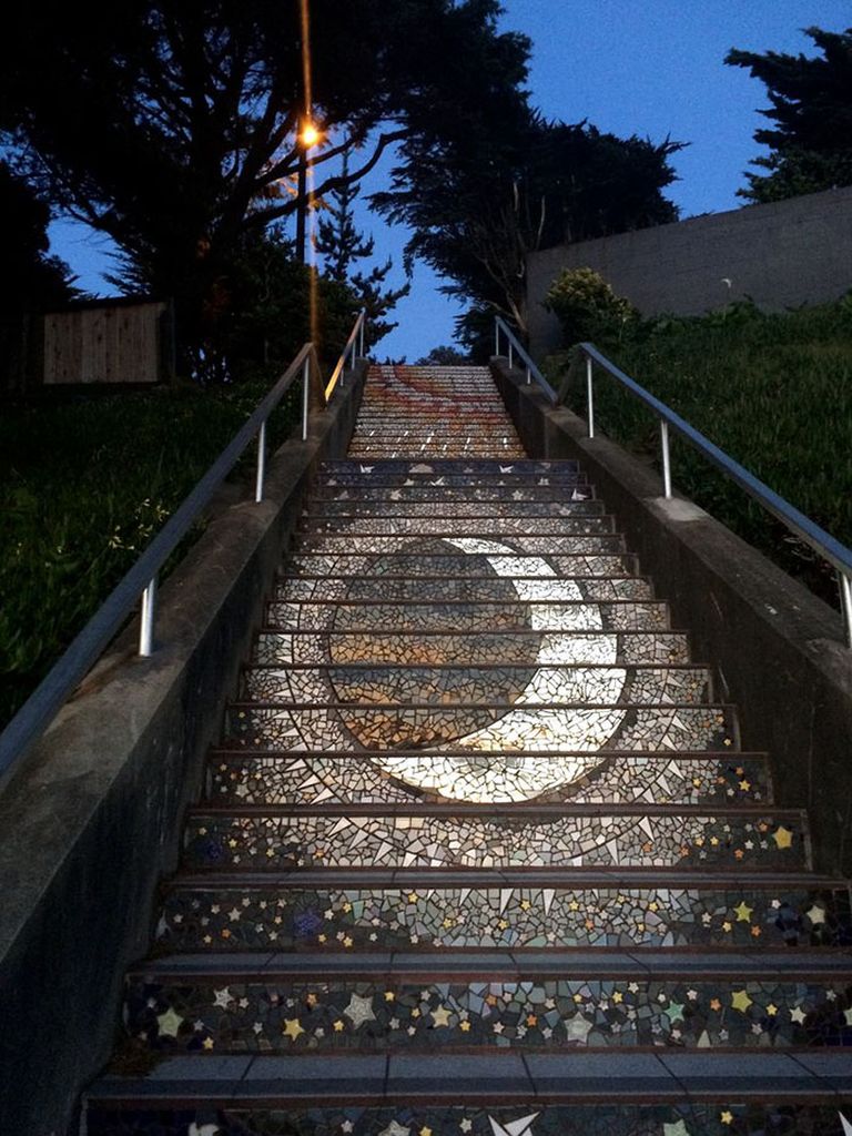 Ragyog a holdfényben az utcai lépcső