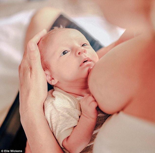 Letiltotta az Instagram a szoptatós anyák fotóit - a fotós és az anyák tiltakoznak