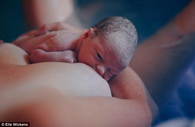 Letiltotta az Instagram a szoptatós anyák fotóit - a fotós és az anyák tiltakoznak