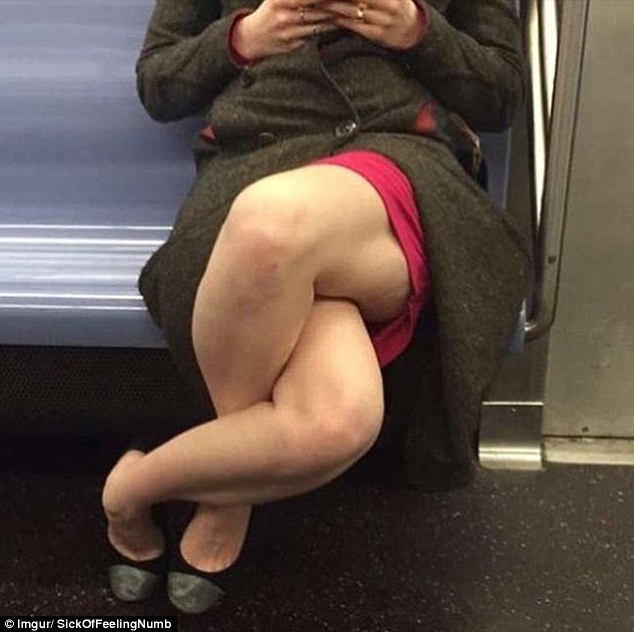 Az összetekeredett lábú nő fotóján ámuldozik a net