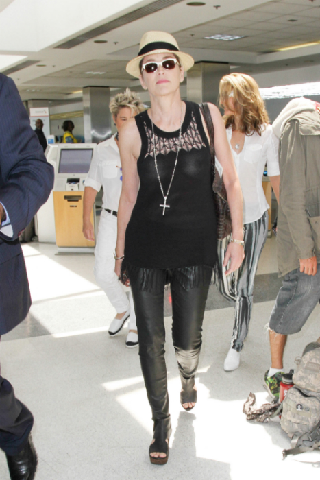 Sharon Stone bimbóját is látod ebben a pólóban 
