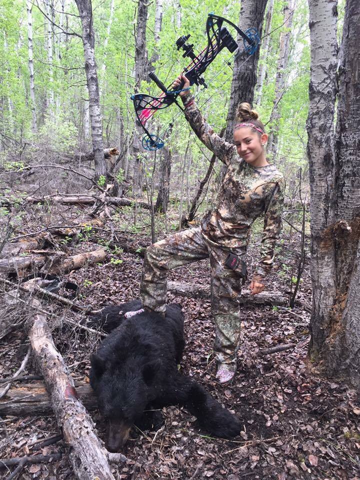 Botrány! Büszkén pózol a medvén az állatot lelövő 12 éves kislány