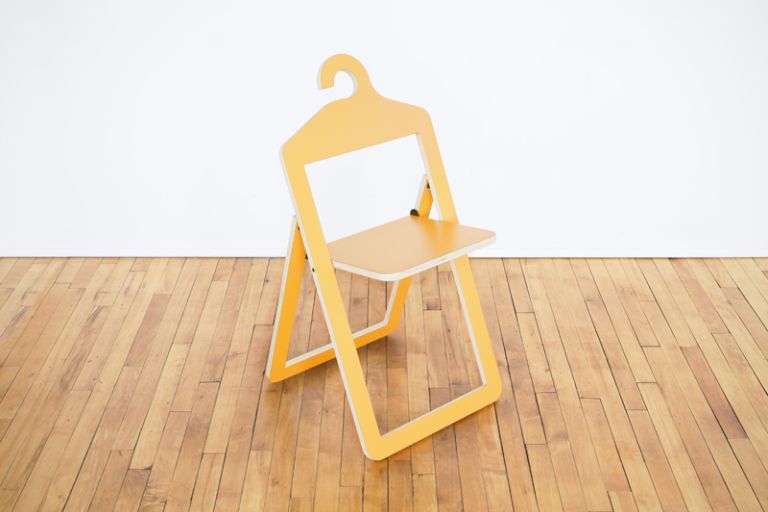 Ez a bútor egyszerre szék és vállfa