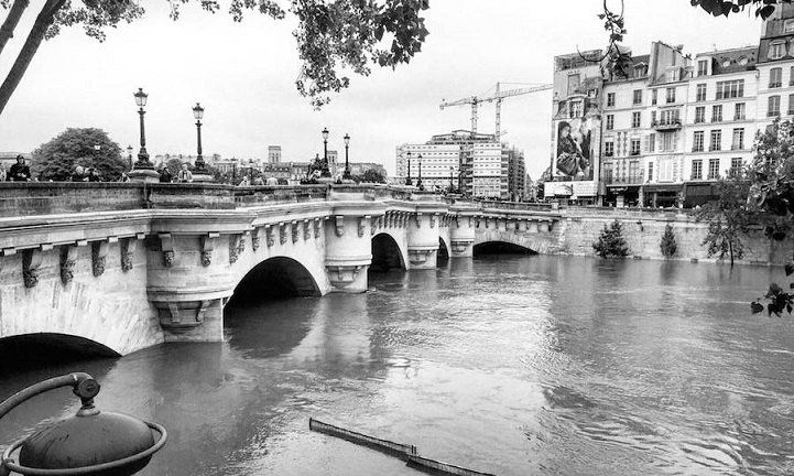 Ilyen Párizs a víz alatt - művészi fekete-fehér fotók az elárasztott francia fővárosról