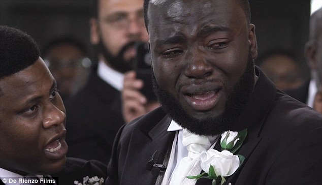 Gyönyörű pillanat: könnyekben tört ki a vőlegény, amint meglátta menyasszonyát - videó