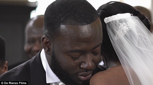 Gyönyörű pillanat: könnyekben tört ki a vőlegény, amint meglátta menyasszonyát - videó