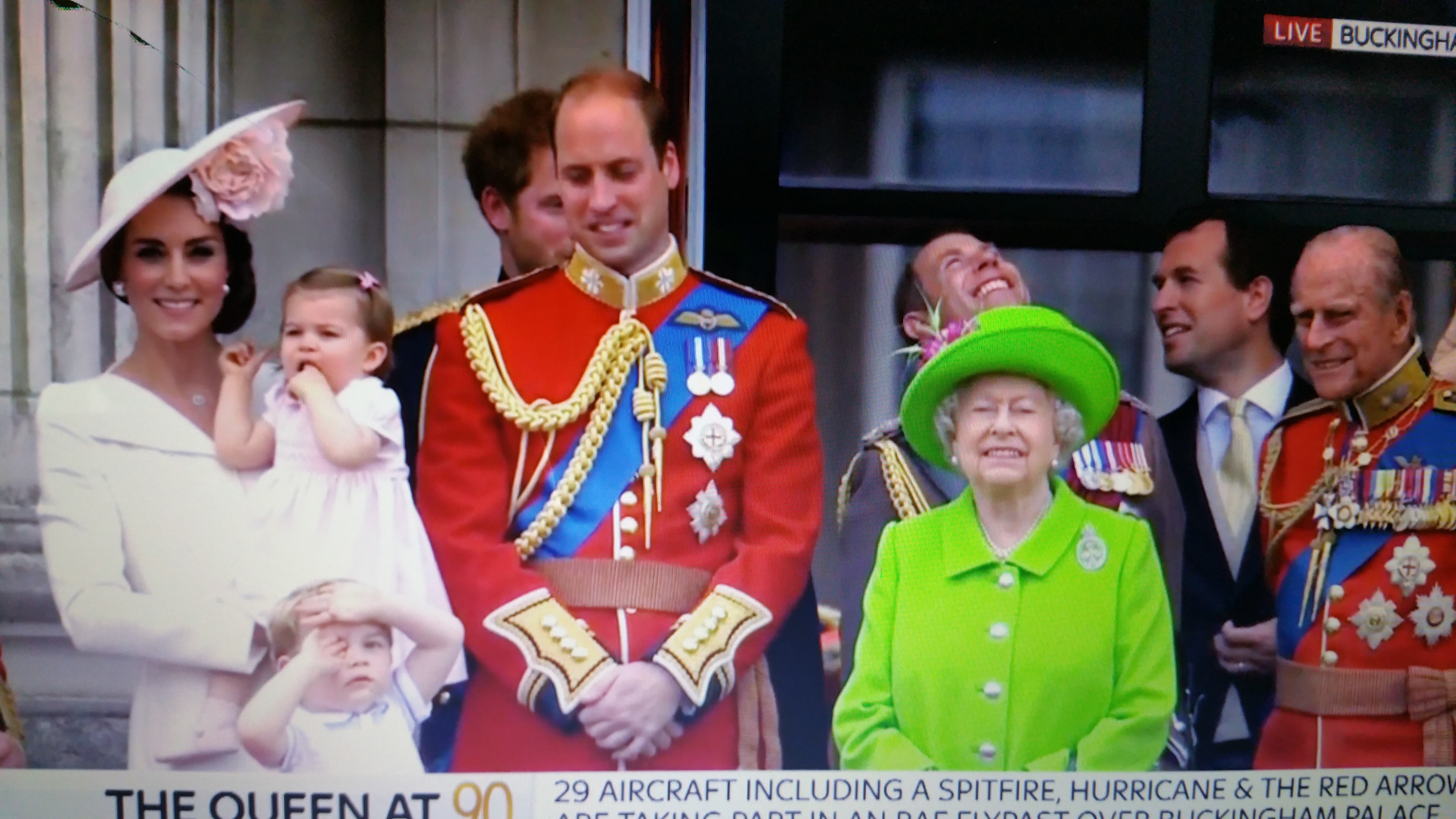 Az uralkodó család. György herceg extracuki, mint mindig.