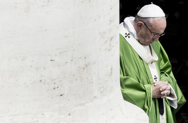 Fogyatékkal élő emberekkel misézett Ferenc pápa