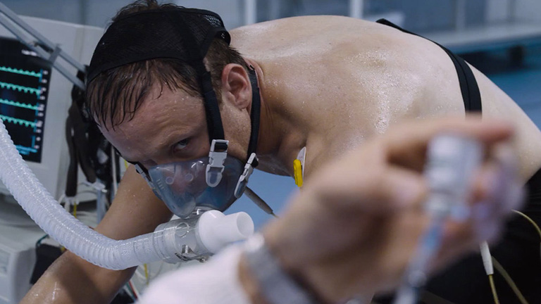 Nemzeti hősből csaló, csalóból maga az ördög – megnéztük a Lance Armstrong-filmet