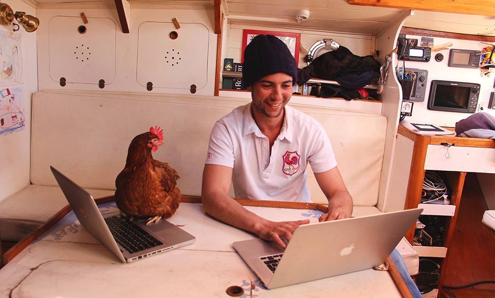 Monique nevű csirkéjével utazza körbe a világot a francia férfi