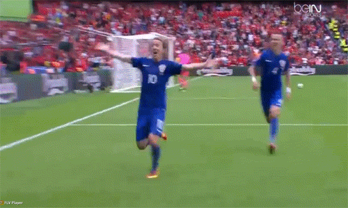 Az őrült horvát szurkoló, aki befutott hogy együtt ünnepeljen a gól után Modricékkal