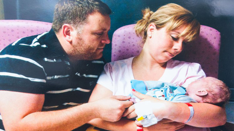 Rengeteg pénzt gyűjtött a kórháznak - kiderült, hogy ők feleltek kisbabája haláláért