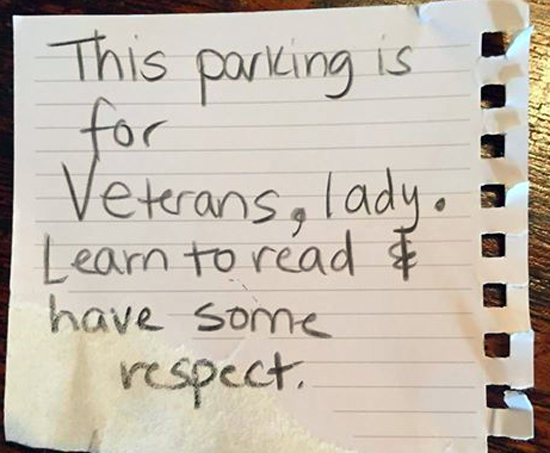 Ezt az üzenetet találta a veterán katonanő a kocsin (Fotó: Rebecca Landis Hayes/Facebook)