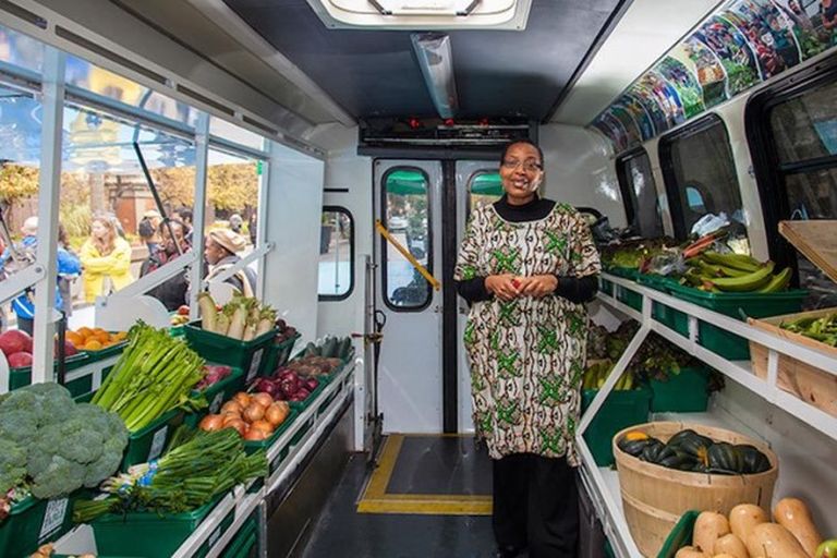 Mobil zöldségpiac segíti a szegényeket