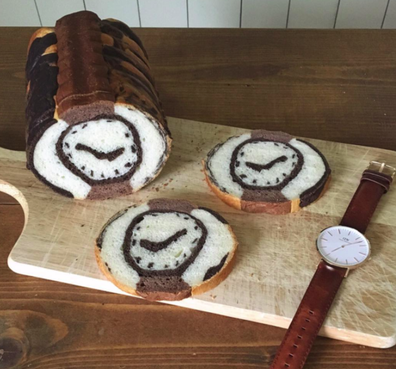 Művészi meglepetéseket süt a kenyérbe a japán pék