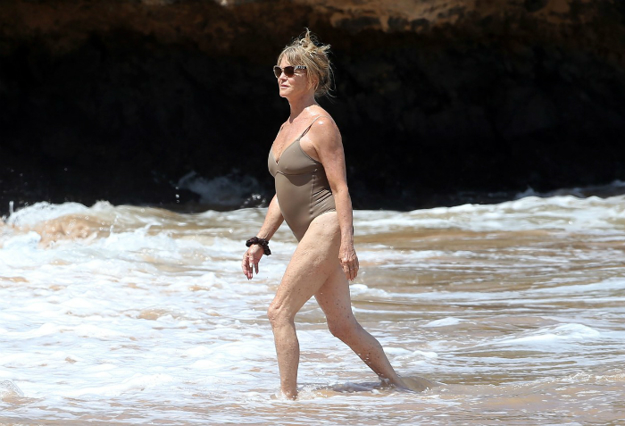 Meztelennek tűnik a 70 éves Goldie Hawn a strandon