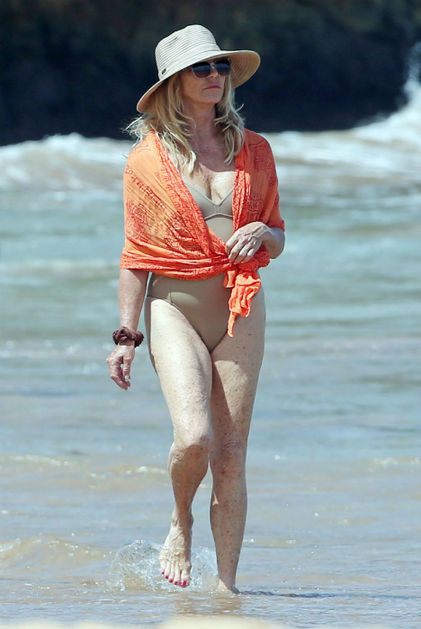 Meztelennek tűnik a 70 éves Goldie Hawn a strandon