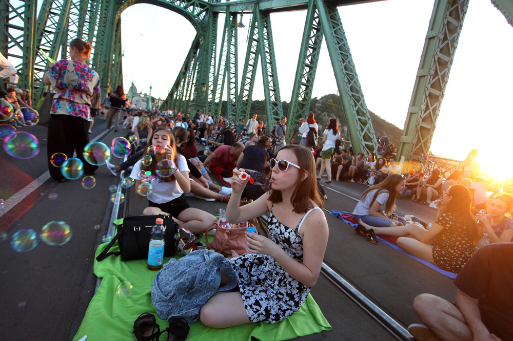Piknik a lezárt Szabadság-hídon