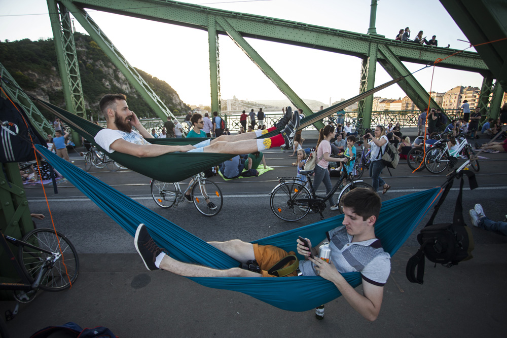 Piknik a lezárt Szabadság-hídon