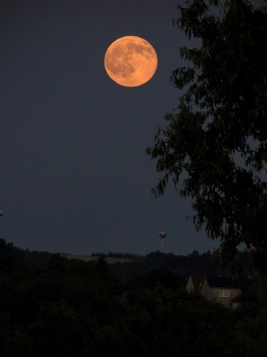 Nagykanizsán is látták a gyönyörű eperholdat (fotó: Gergely Szilárd - MTI)