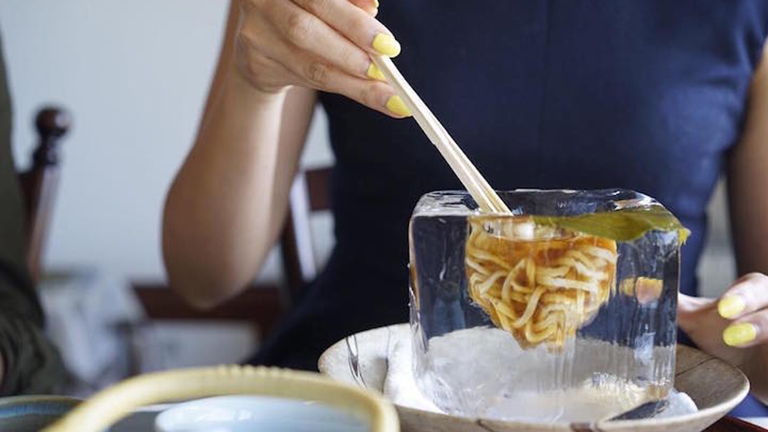 Jégtömbben szolgálja fel a vacsorát a japán étterem