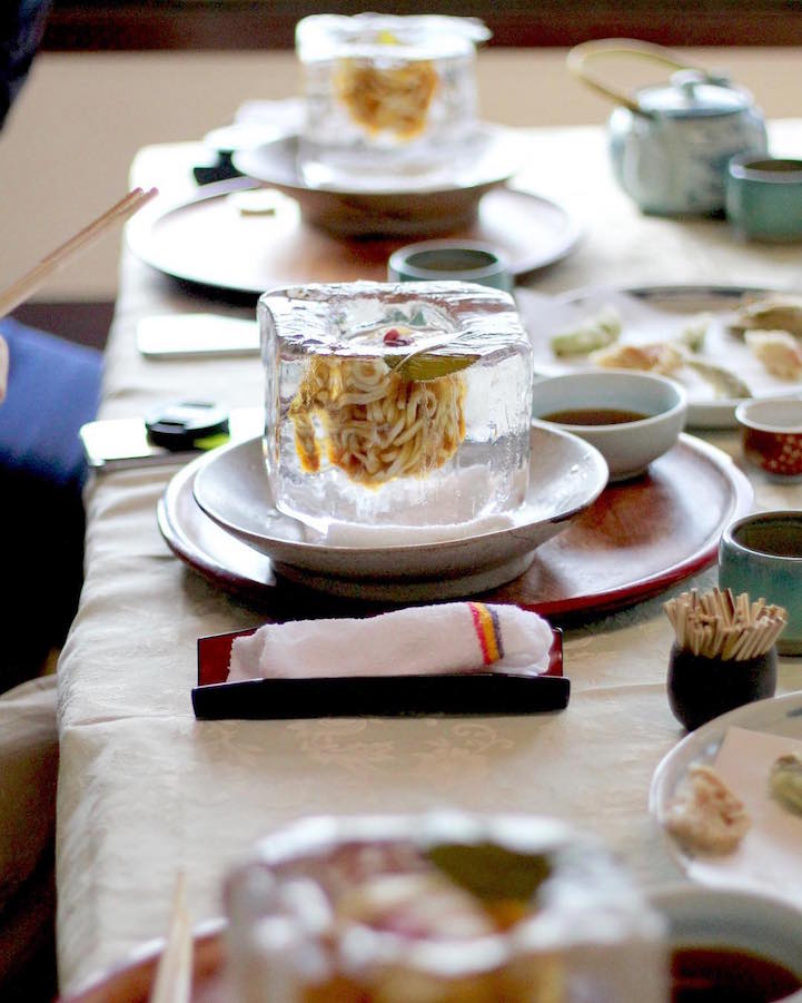Jégtömbben szolgálja fel a vacsorát a japán étterem