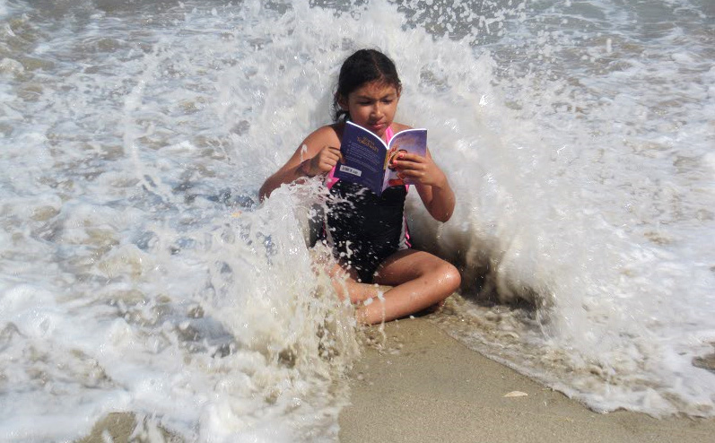 Ez a lány aki nem tud nyugodtan olvasni a hullámoktól