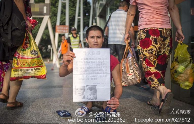 Négykézláb keresi eltűnt fiát Kína-szerte egy mozgássérült férfi