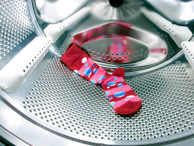 A mosógépet hajlamosak vagyunk elfelejteni kitakarítani. Ha van egy felesleges zoknid, aminek nincs párja használd fel. 