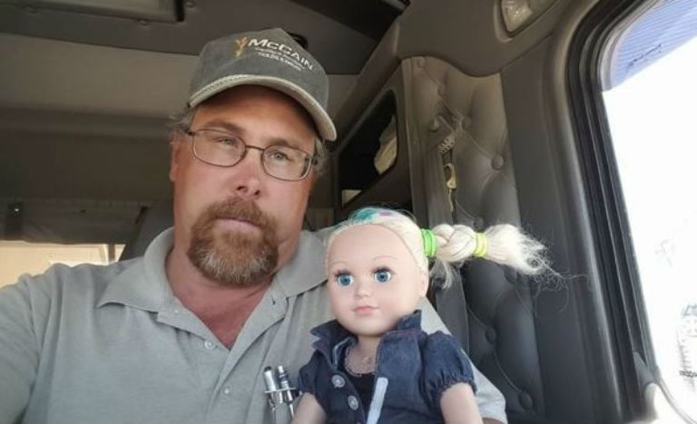 Netes hős lett a kamionsofőr, aki egy napig vigyázott lánya babájára 