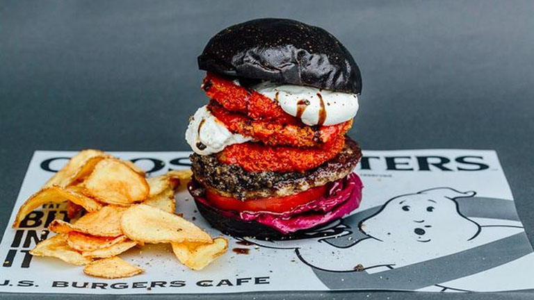 Fekete burgerrel tisztelegnek a Szellemirtók előtt Japánban