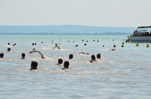 Világhírű sportolókkal úszhatod át szombaton a Balatont