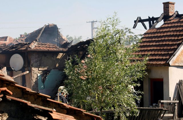 Ennyi maradt a leégett házból (fotó: Bugány János - MTI)