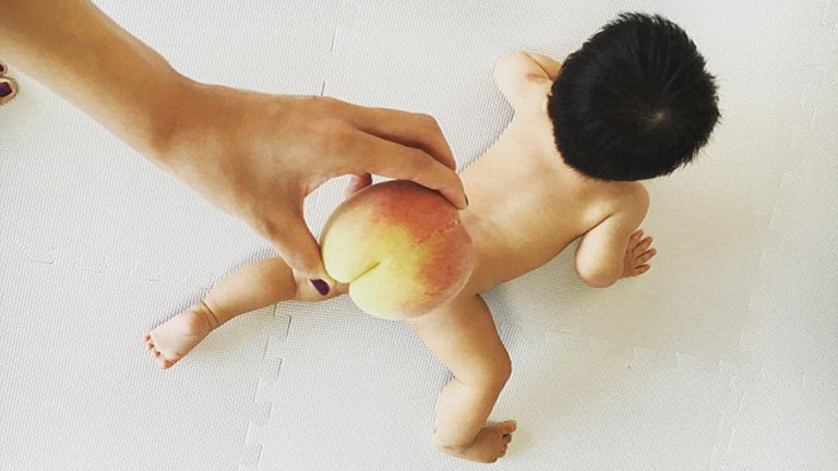 Hódít a legújabb babás őrület: gyümölcsfeneket csinálnak a kicsiknek a szülők