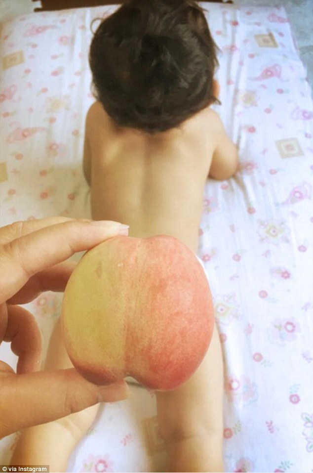 Hódít a legújabb babás őrület: gyümölcsfeneket csinálnak a kicsiknek a szülők