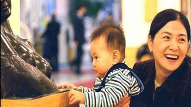 Imádja az internet a kisbabát, aki megéhezett a múzeumban