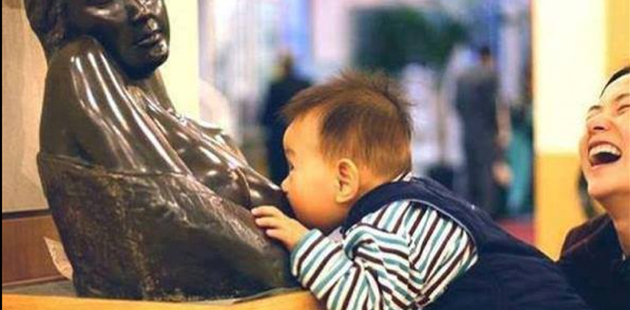 Imádja az internet a kisbabát, aki megéhezett a múzeumban
