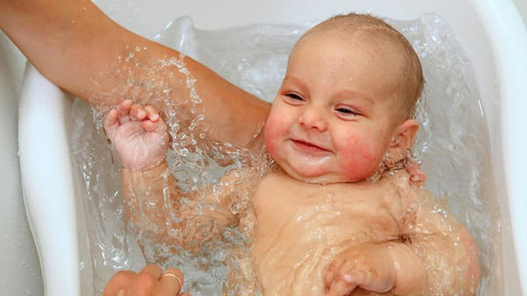 Az ekcémás babát is lehet naponta fürdetni