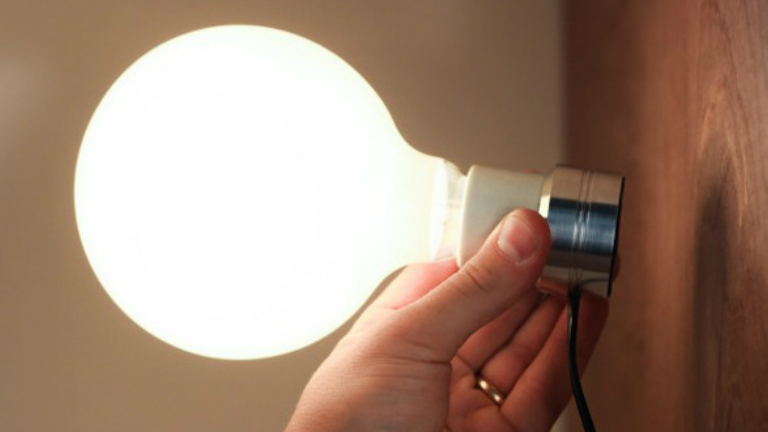 Zseniális megoldás: öntapadó lámpa