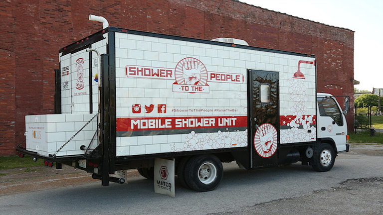 Mobil zuhanyzót csinált a teherautóból, hogy hajléktalanokon segítsen